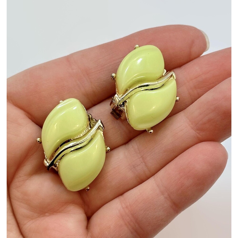 Yellow Earrings, Thermoset, Gold Tone, 50s, MCM Lucite,Vintage, Plastic, Clips